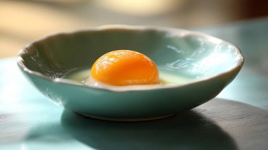 Yumurta sarısı tabakta, kapat.