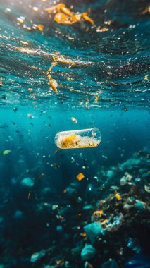 Bir şişe mavi denizin sualtı manzarası