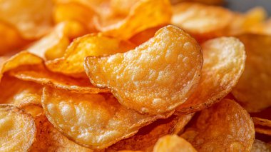 Beyaz tabakta çıtır patates cipsi, yakın plan.