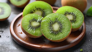 Siyah arka planda taze kivi meyvesi