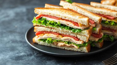 Jambonlu ve peynirli sandviç.