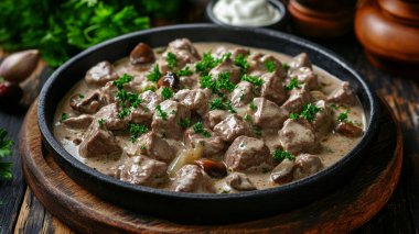 Geleneksel Rus yemeği - köfte ve krem peynirli mantar