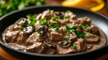 Siyah bir masada maydanozlu mantarlar, yakın plan.