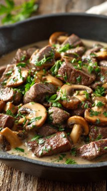 Mantarlı biftek ve tavada sos.