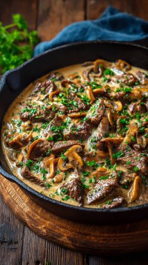 Kızartma tavasında mantarlı biftek güveci. Kapat.