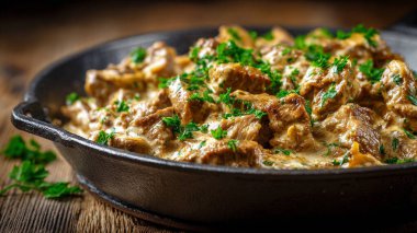 Geleneksel Türk yemekleri. Kıyma ve baharatlı mumuli.