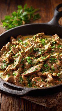 Ev yapımı kızarmış domuz, soğanlı ve maydanozlu.