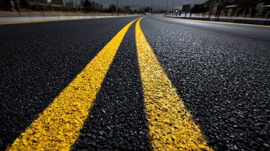 Sarı asfalt yol üzerinde çizgiler