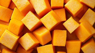 Dilimlenmiş mango parçaları. Kapat..