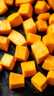 Siyah arka planda çiğ sarı balkabağı dilimleri. vejetaryen yemeği.