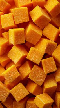 Siyah tabakta taze organik tatlı balkabağı parçaları, üst manzara..