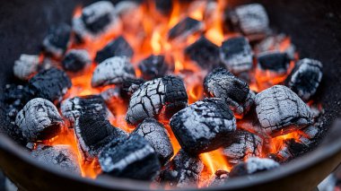 Izgarada yanan kömürler, yakın çekim görüntüsü.