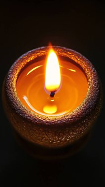 Ahşap zeminde mum yakmak