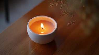 Pencerede yanan mum
