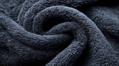 Siyah arka planda siyah havlu.