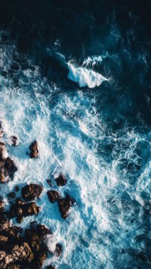 Dalgalar sahile çarpıyor.