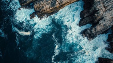 Dalgalar ve uçurumlarla dolu güzel deniz kıyısının havadan görünüşü