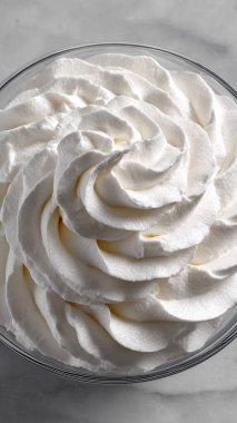 Gri arka planda cam tabakta kremalı pasta.