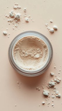 Renkli arka planda düz bir kozmetik tozu. en üstteki görünüm