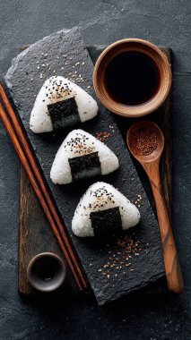 Suşi siyah taşın üzerinde.