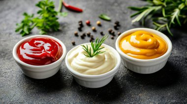 Siyah taş masadaki farklı soslar.