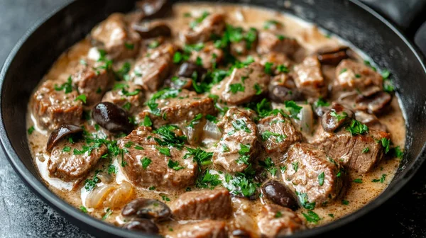 Mantarlı, soğanlı ve otlu biftek güveci..