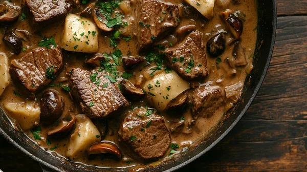 Geleneksel İtalyan güveci. Biberiye ve maydanozla birlikte mantarlı ve peynirli sığır güveci.