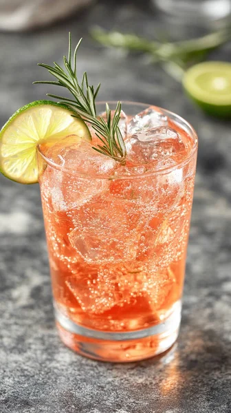 Bir bardak taze limon ve buzlu kokteyl.