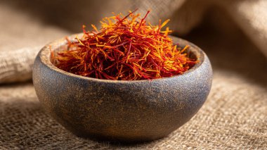 Bir kasede kurumuş kırmızı safran