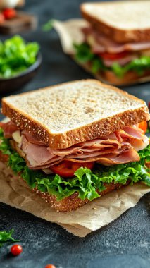 Jambonlu, peynirli, domatesli ve marullu ev yapımı sandviç. sağlıklı kahvaltı.