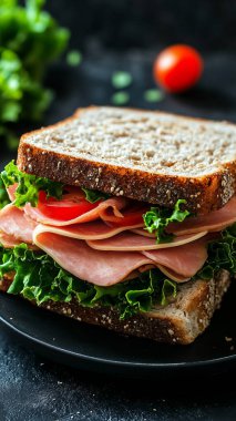 Taze jambonlu sandviç, marul, domates ve jambon.