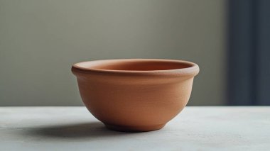 Beyaz arkaplanda kil çömlek