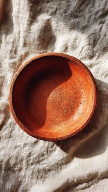 Ahşap bir masa üzerinde boş seramik tabak