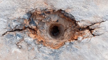 Namibya 'daki kayadaki delik.