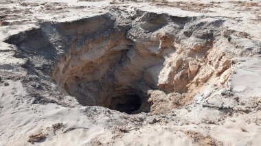 Çöldeki kumun ortasında bir delik..