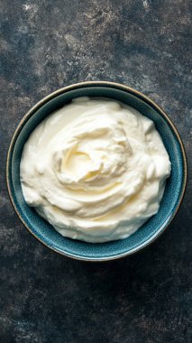 Bir kase ekşi krema, mayonez, veya Yunan yoğurdu --kaos 15 --ar 9: 16 -- stilize 150 --v 6.1 Job ID: e51dec63-6060-452f-b045-db7af5c4250a