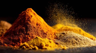 siyah arka plan, üstten görünüm üzerinde çeşitli baharatlar