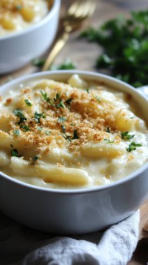 Tahta masada beyaz tabakta patates graten..