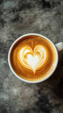 Kahveli kahve fincanı ve ahşap desenli kahve. en üstteki görünüm.