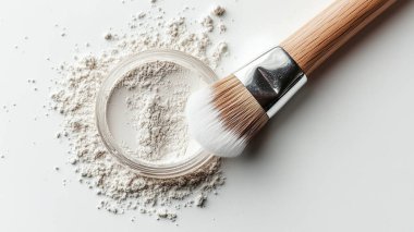 Gri arka planda beyaz bir kavanozda kozmetik fırça. Kopyalama alanı olan üst görünüm