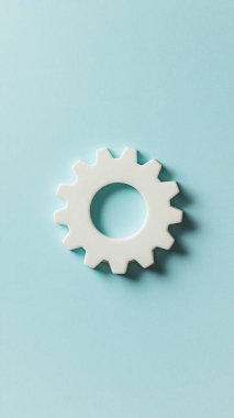 Pastel renkli arka planda dişli. Minimum konsept. düz alan, üst görünüm, kopyala boşluk