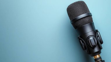 Mavi arka planda mikrofon, yakın plan. Metin için boşluk