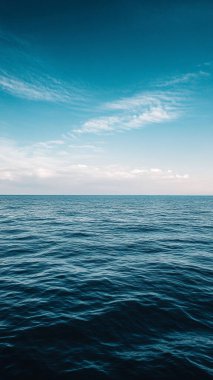 Mavi deniz ve bulutlu gökyüzü