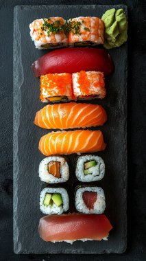 Arka planda suşi seti. en üstteki görünüm.