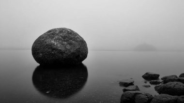 Göllü siyah beyaz bir manzara.