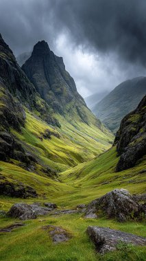 Dağları ve yeşil otları olan güzel bir manzara.