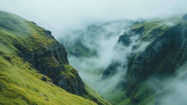 Karanlık bir günde bulutlu güzel bir dağ manzarasının dikey görüntüsü.