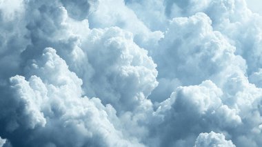 Mavi gökyüzünde mavi kabarık bulutlar