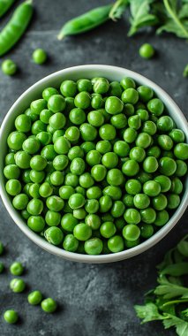 Taze taze bezelyeler kasede.