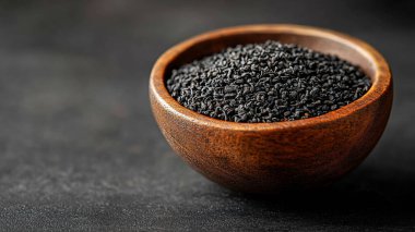 Tahta masadaki kasede susamlı siyah pirinç, yakın plan.